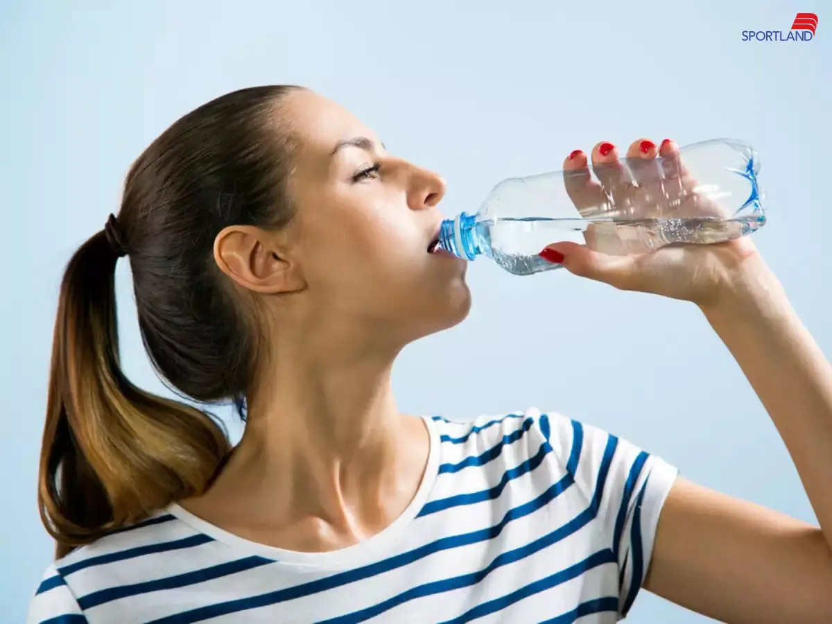 نوشیدن آب برای جلوگیری از افتادگی پوست