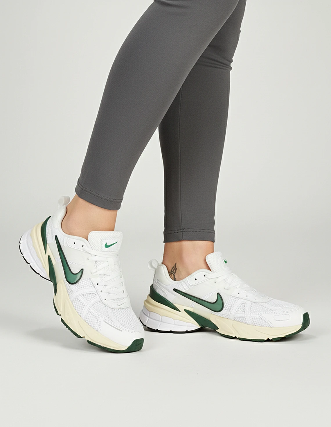 کفش دویدن زنانه نایکی V2K Run W کفش دویدن زنانه نایکی V2K Run W