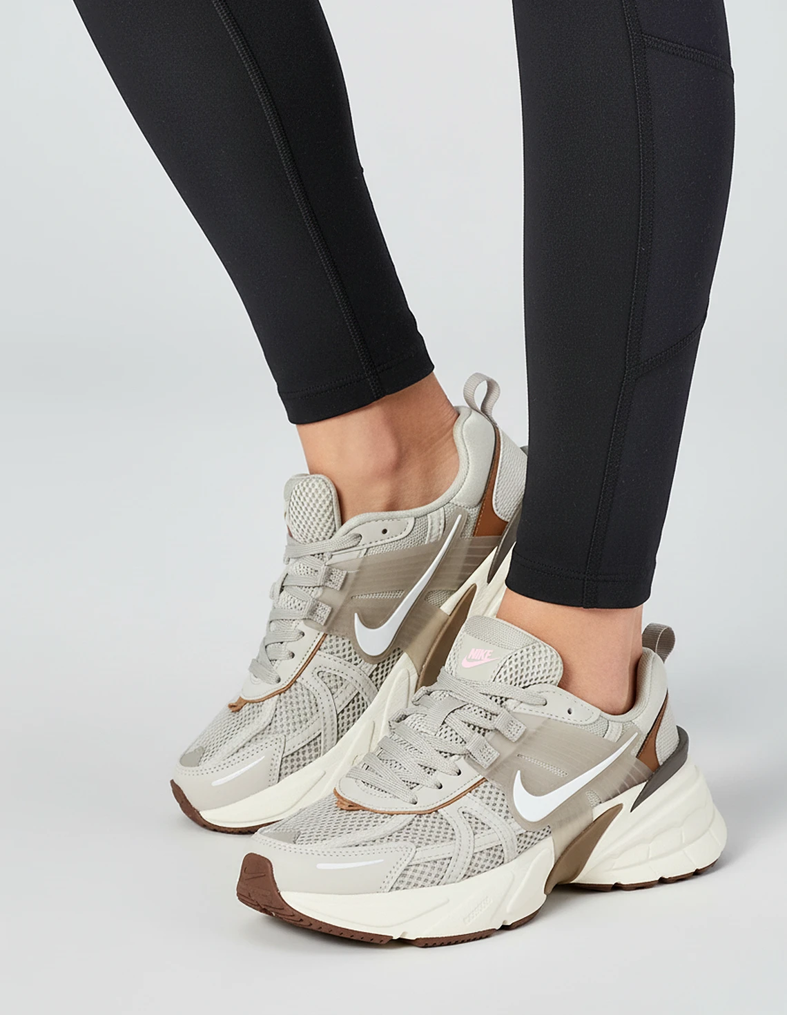 کفش دویدن زنانه نایکی V2K Run W کفش دویدن زنانه نایکی V2K Run W