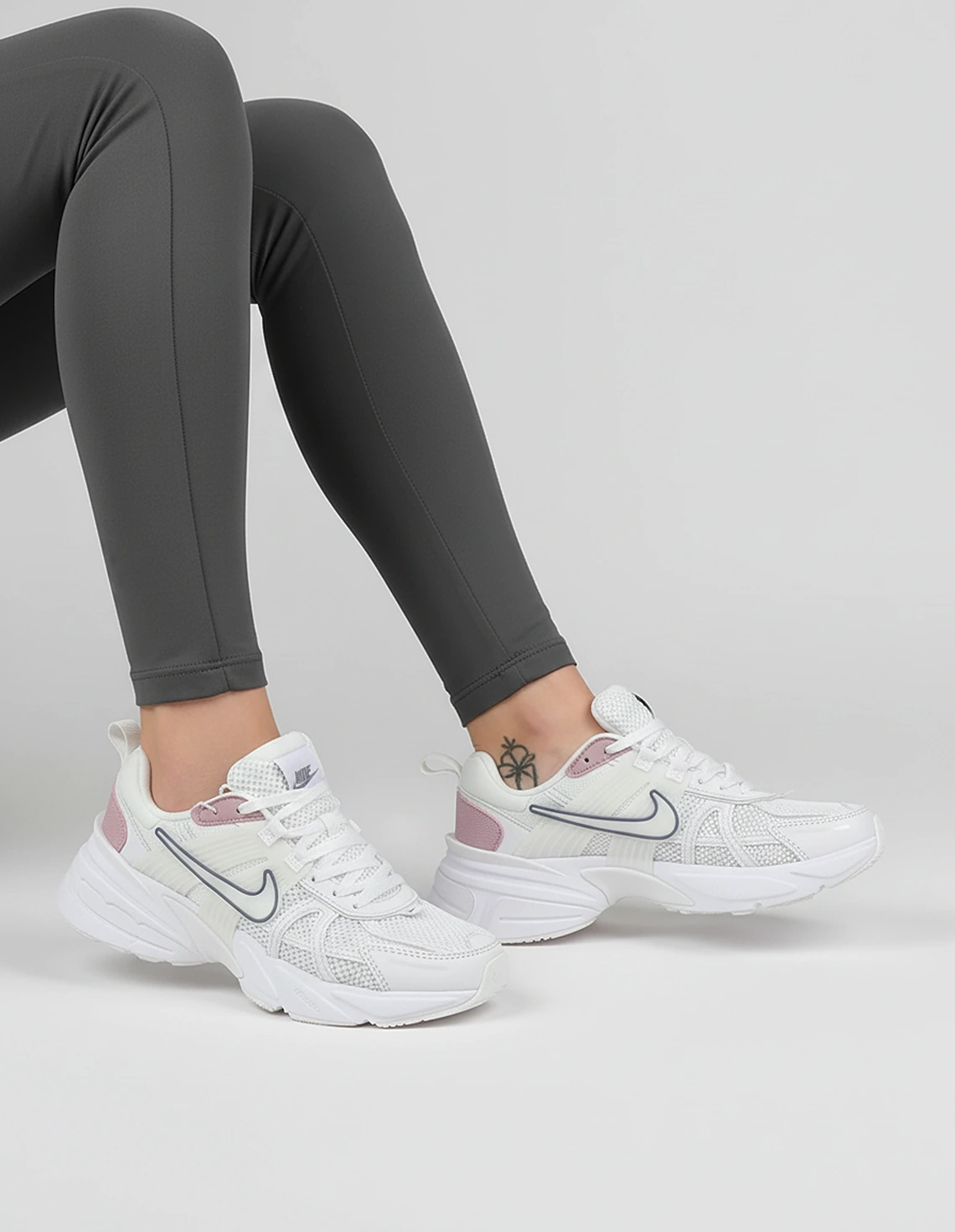 کفش دویدن زنانه نایکی V2K Run W کفش دویدن زنانه نایکی V2K Run W